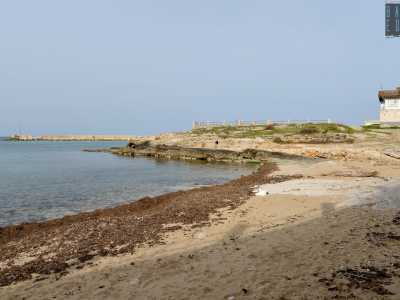 La piccola baia � caratterizzata da un stretta striscia di sabbia...